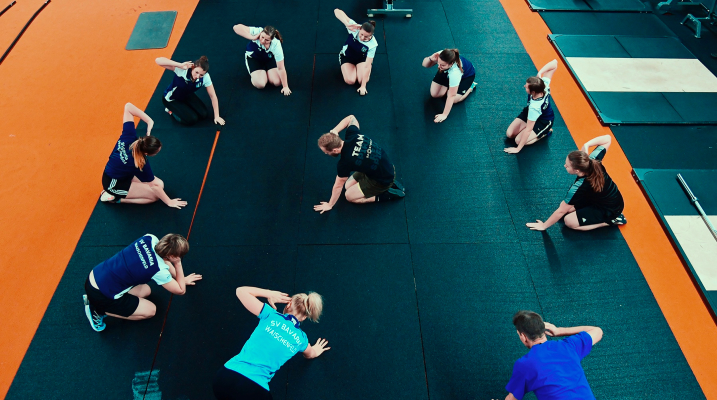 behind:the:scenes:it's:your:stage:start:play:repeat - SV Bavaria Waischenfeld die Frauenfußballmannschaft beim Cross Gym Trainin mit Bastian Lumpp in der Sportwelt Pegnitz